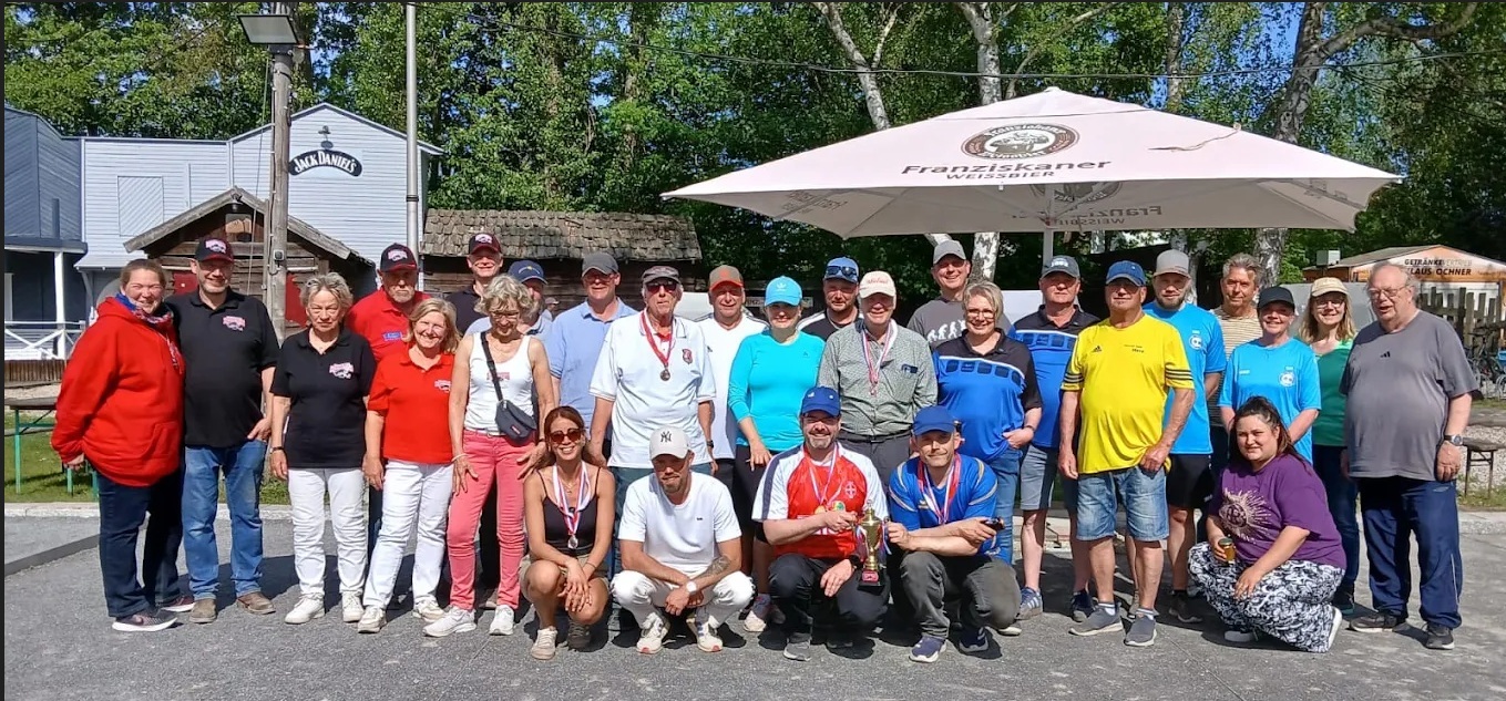 Gruppenfoto vom 1.-Mai-Turnier am 2. Mai 2026 im Anderter Boulodrom